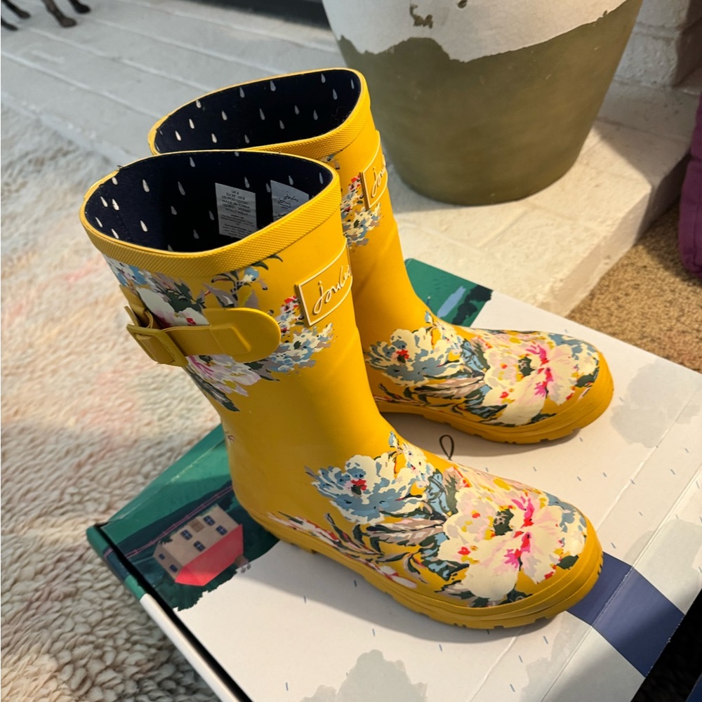 Women rain boots